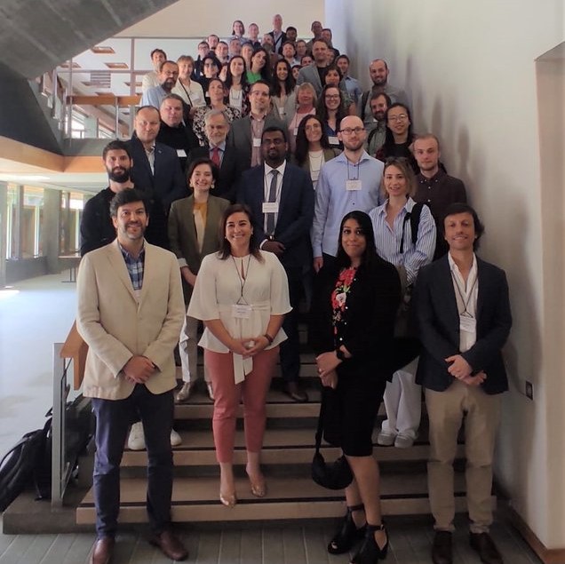 Foto para miniatura: En una escalera se sitúan los participantes del YRS23 (Young Researchers Seminar 2023): mediadores, ponentes y organizadores.